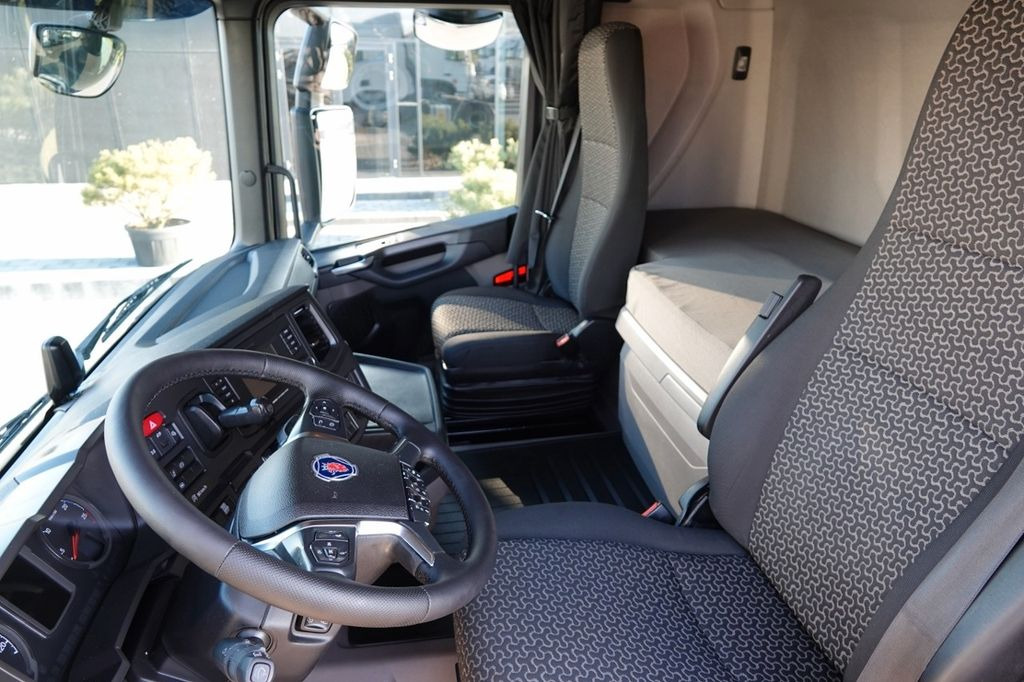 Interior photo 1: Tractor unit Scania R 450 / RETARDER / HYDRAULIKA / PO KONTRAKCIE SE Scania R 450 / RETARDER / HYDRAULIKA / PO KONTRAKCIE SE