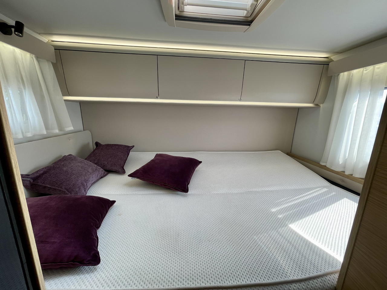 Alcove motorhome ADRIA: picture 12