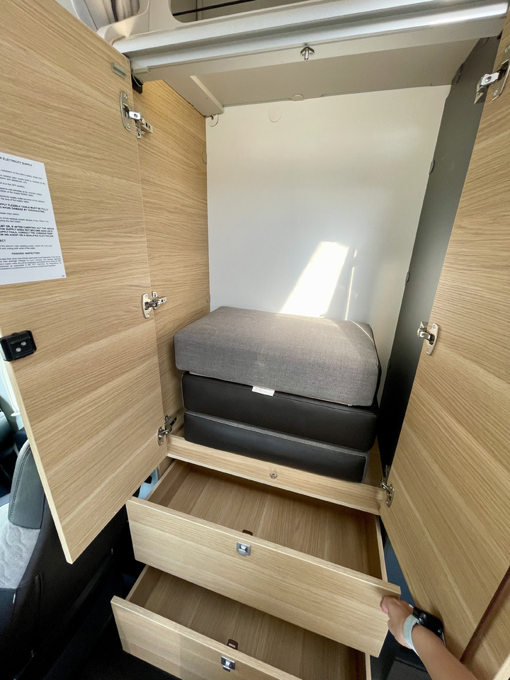 Alcove motorhome ADRIA: picture 11