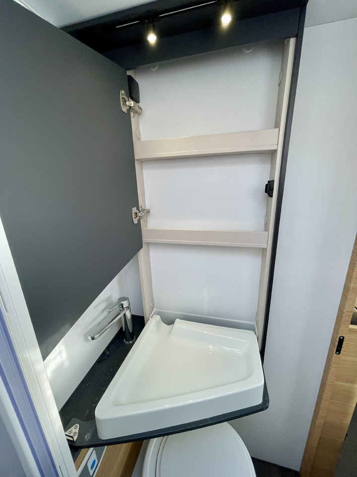 Alcove motorhome ADRIA: picture 17