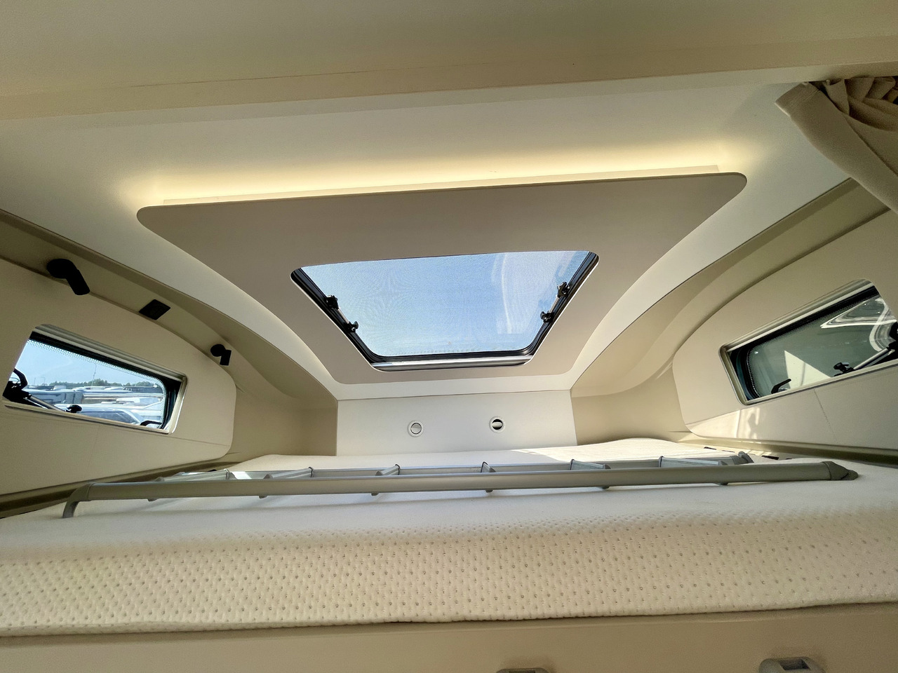 Alcove motorhome ADRIA: picture 14