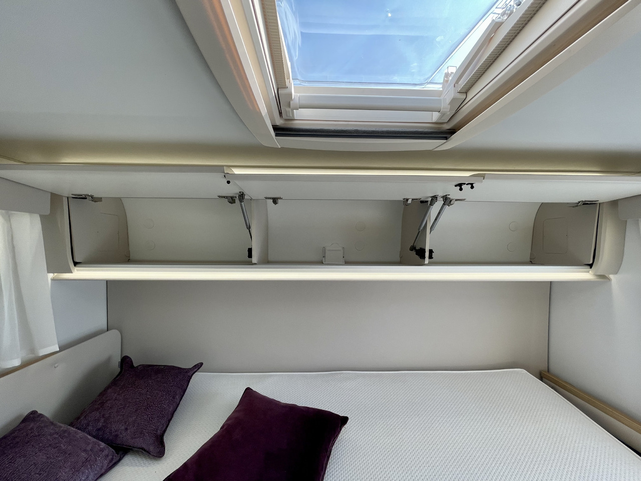 Alcove motorhome ADRIA: picture 13