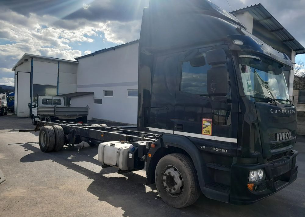 Iveco EUROCARGO 160E28 RAMA DO ZABUDOWY/ LAWETA / MANUAL / - Curtain side truck: picture 2 Iveco EUROCARGO 160E28 RAMA DO ZABUDOWY/ LAWETA / MANUAL / - Curtain side truck: picture 2