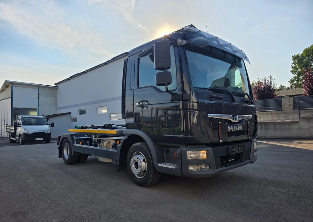 MAN TGL 12.250 nowe urządzenie hakowe SKIBICKI HKS 8/3300 ATEGO / TGM - Hook lift truck: picture 1 MAN TGL 12.250 nowe urządzenie hakowe SKIBICKI HKS 8/3300 ATEGO / TGM - Hook lift truck: picture 1