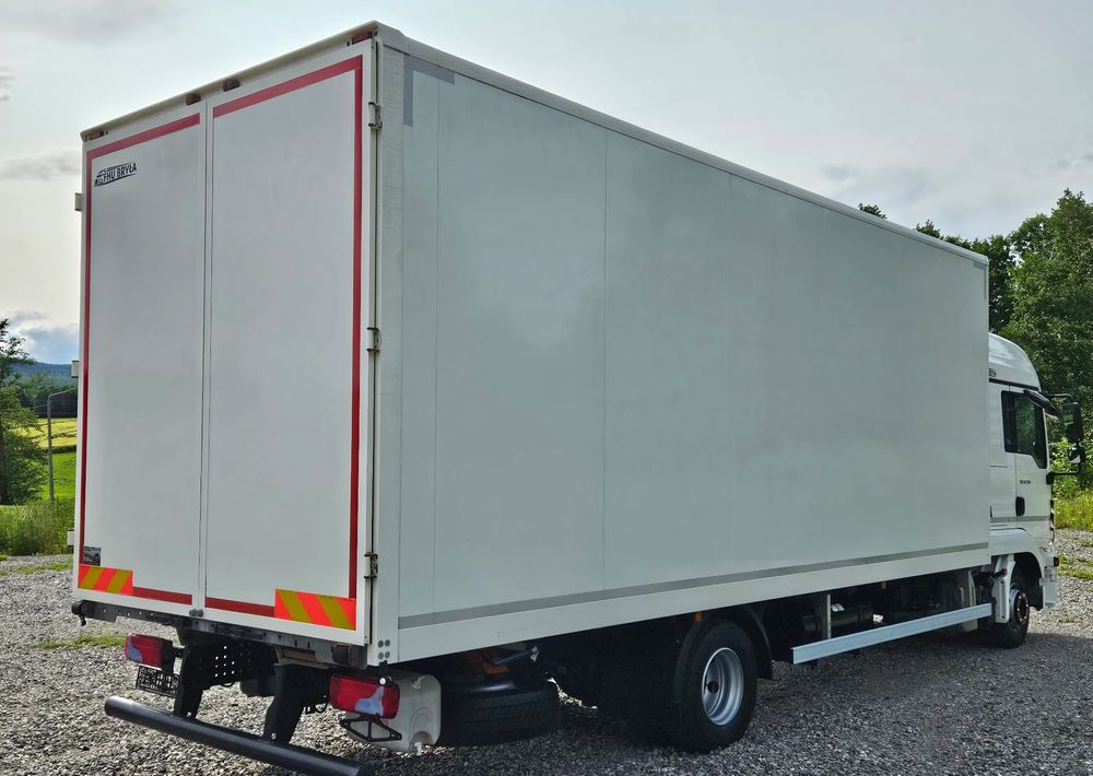 MAN TGL 12.250 / KONTENER / IZOTERMA / WINDA / 2019R / EURO 6 / PEŁEN SERWIS / 6 TON ŁADOWNOŚĆ / SPROWADZONY / ZADBANY / JAK NOWY / KSIĄŻKA SERWISOWA / E6 / 17 PALET - Box truck: picture 4 MAN TGL 12.250 / KONTENER / IZOTERMA / WINDA / 2019R / EURO 6 / PEŁEN SERWIS / 6 TON ŁADOWNOŚĆ / SPROWADZONY / ZADBANY / JAK NOWY / KSIĄŻKA SERWISOWA / E6 / 17 PALET - Box truck: picture 4