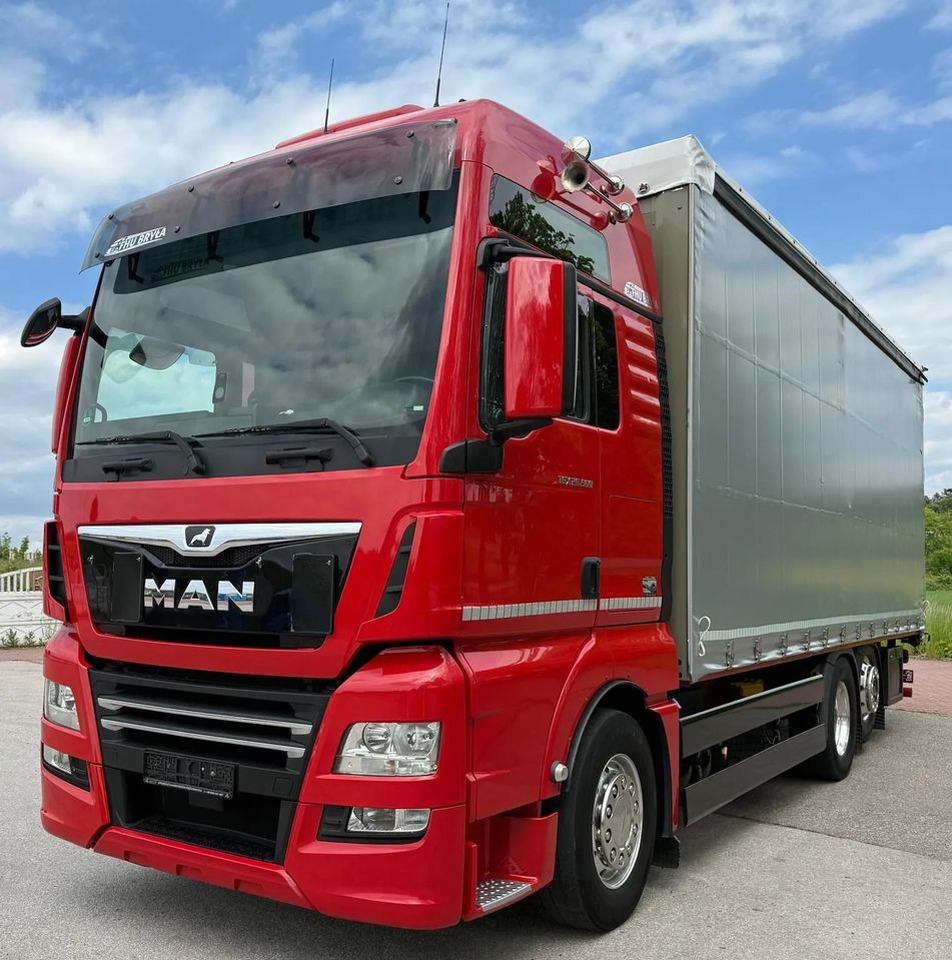 MAN TGX 26.500 / LIFT / 6X2 / KLIMA POSTOJOWA / 18PALET / E6 / FIRANKA / 18 TON ŁADOWNOŚĆ / WINDA / NISKI PRZEBIEG / JEDEN WŁAŚCICIEL / PODWIESZANA OŚ - Curtain side truck: picture 1 MAN TGX 26.500 / LIFT / 6X2 / KLIMA POSTOJOWA / 18PALET / E6 / FIRANKA / 18 TON ŁADOWNOŚĆ / WINDA / NISKI PRZEBIEG / JEDEN WŁAŚCICIEL / PODWIESZANA OŚ - Curtain side truck: picture 1