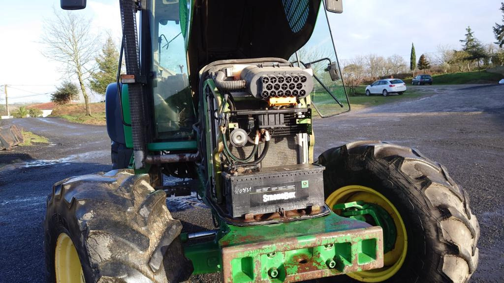 Agricultural machinery JOHN DEERE 6520: picture 6