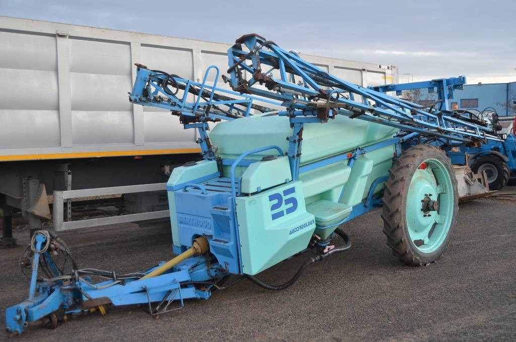 Berthoud Racer 25  - Trailed sprayer: picture 1 Berthoud Racer 25  - Trailed sprayer: picture 1