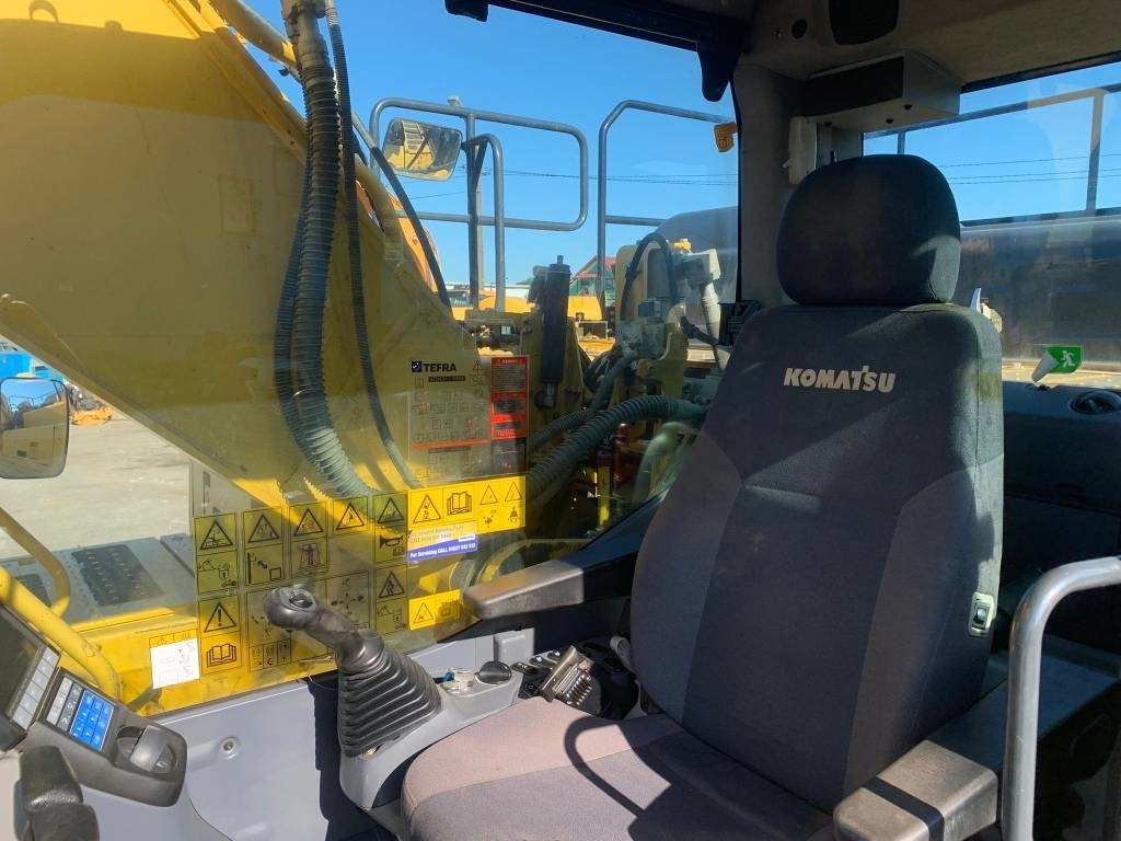 Crawler excavator Komatsu HB 215 LC-3: picture 11