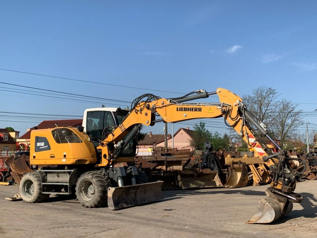 Liebherr A912 Compact+Engcon Rototilt  - Wheel excavator: picture 2 Liebherr A912 Compact+Engcon Rototilt  - Wheel excavator: picture 2