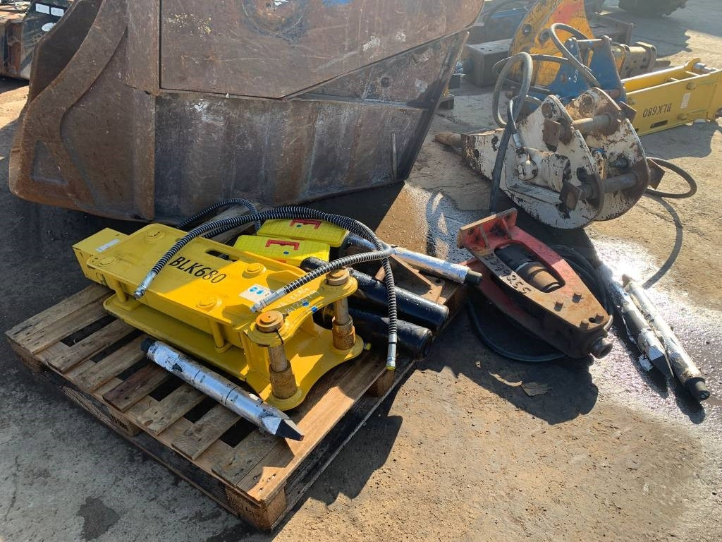 Mustang Different Types of Hammers - Hydraulic hammer for Construction machinery: picture 4 Mustang Different Types of Hammers - Hydraulic hammer for Construction machinery: picture 4