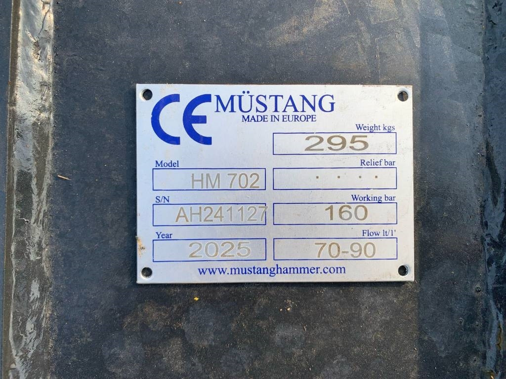Mustang HM702 - Hydraulic hammer for Construction machinery: picture 3 Mustang HM702 - Hydraulic hammer for Construction machinery: picture 3