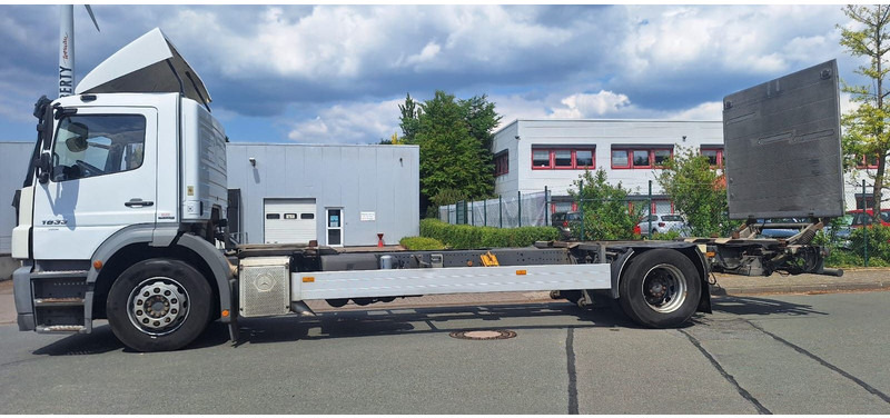 Mercedes-Benz 1833 2 Achser für BDF mit LBW - Cab chassis truck: picture 4 Mercedes-Benz 1833 2 Achser für BDF mit LBW - Cab chassis truck: picture 4