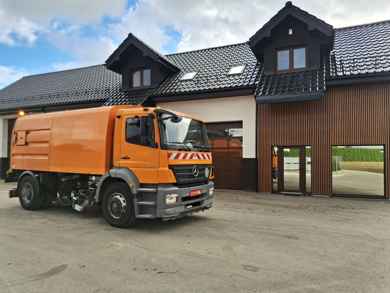 Mercedes-Benz Axor 1823 Schienenreinigungs RAIL Kehrmaschine - Road sweeper: picture 1 Mercedes-Benz Axor 1823 Schienenreinigungs RAIL Kehrmaschine - Road sweeper: picture 1