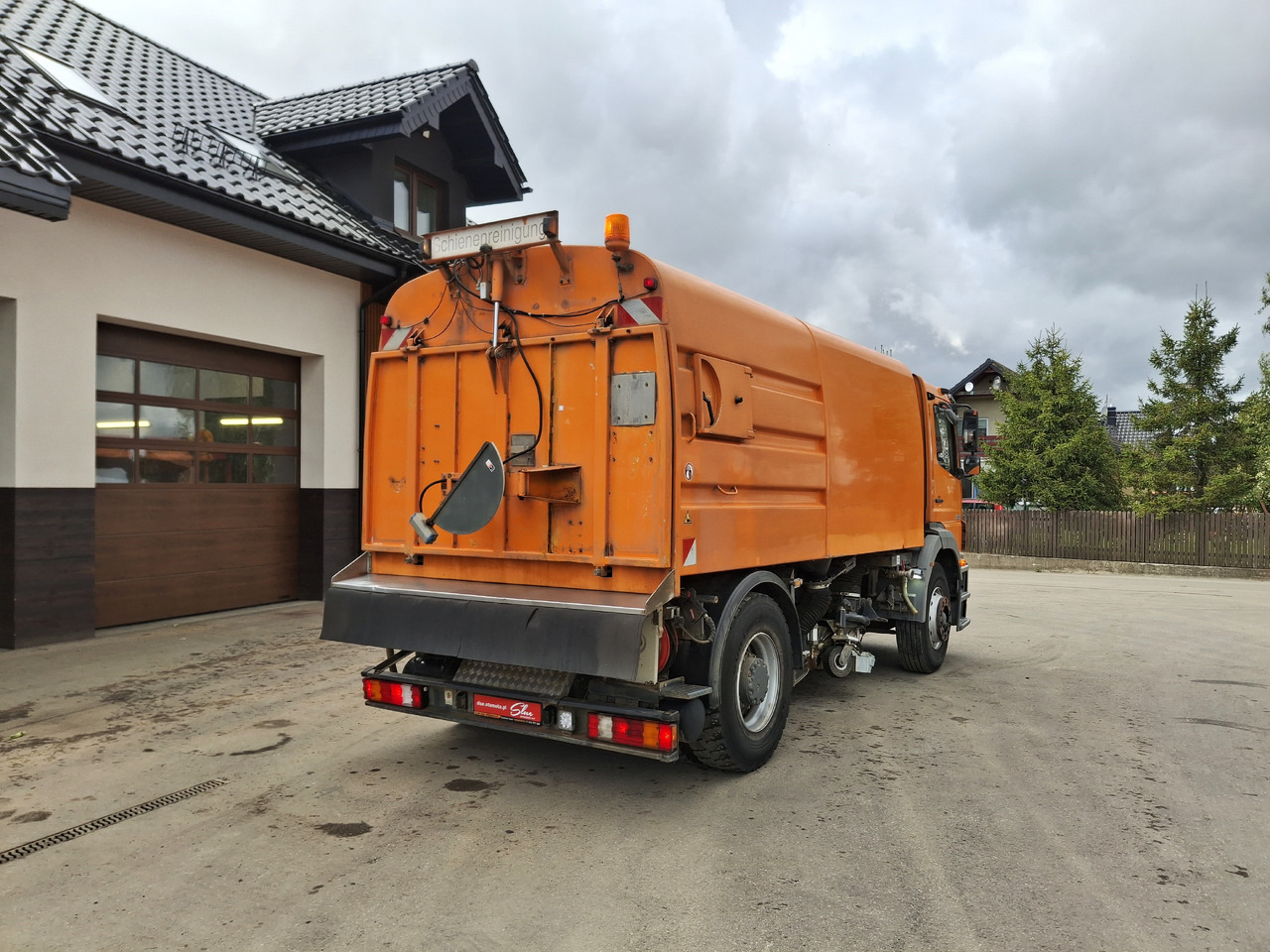 Mercedes-Benz Axor 1823 Schienenreinigungs RAIL Kehrmaschine - Road sweeper: picture 4 Mercedes-Benz Axor 1823 Schienenreinigungs RAIL Kehrmaschine - Road sweeper: picture 4
