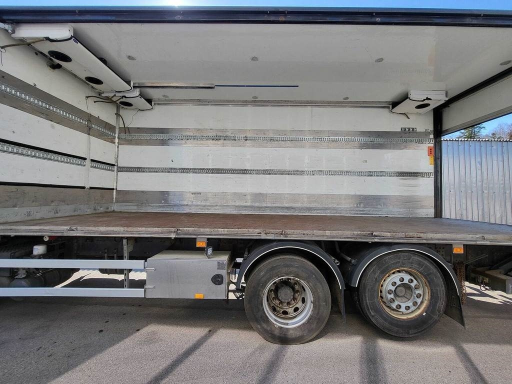 Volvo FM410 6X2 CARRIER SIDEOPENING - Refrigerated truck: picture 2 Volvo FM410 6X2 CARRIER SIDEOPENING - Refrigerated truck: picture 2