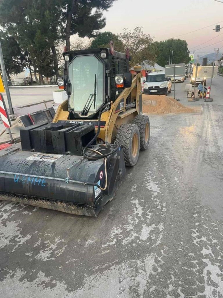 CAT 216 - Skid steer loader: picture 2 CAT 216 - Skid steer loader: picture 2