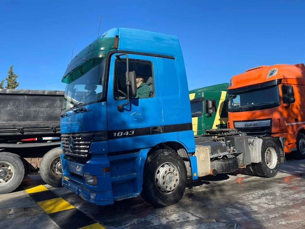 Tractor unit Mercedes-Benz 1843: picture 13