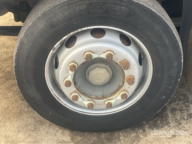 2002 Volvo FM42X6A456 4x2 Sleeper Flatbed Truck - Dropside/ Flatbed truck: picture 5 2002 Volvo FM42X6A456 4x2 Sleeper Flatbed Truck - Dropside/ Flatbed truck: picture 5