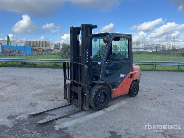 2011 Toyota 52-8FDF30 Forklift - Diesel forklift: picture 2 2011 Toyota 52-8FDF30 Forklift - Diesel forklift: picture 2