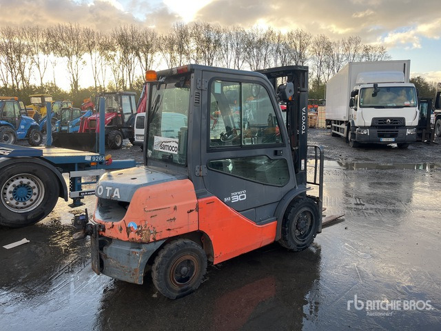 2011 Toyota 52-8FDF30 Forklift - Diesel forklift: picture 3 2011 Toyota 52-8FDF30 Forklift - Diesel forklift: picture 3