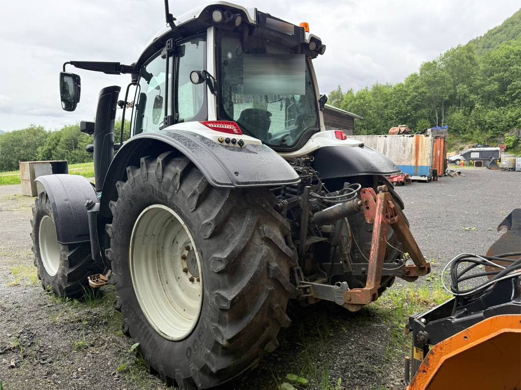 Valtra N 174 med frontlaster - Farm tractor: picture 5 Valtra N 174 med frontlaster - Farm tractor: picture 5