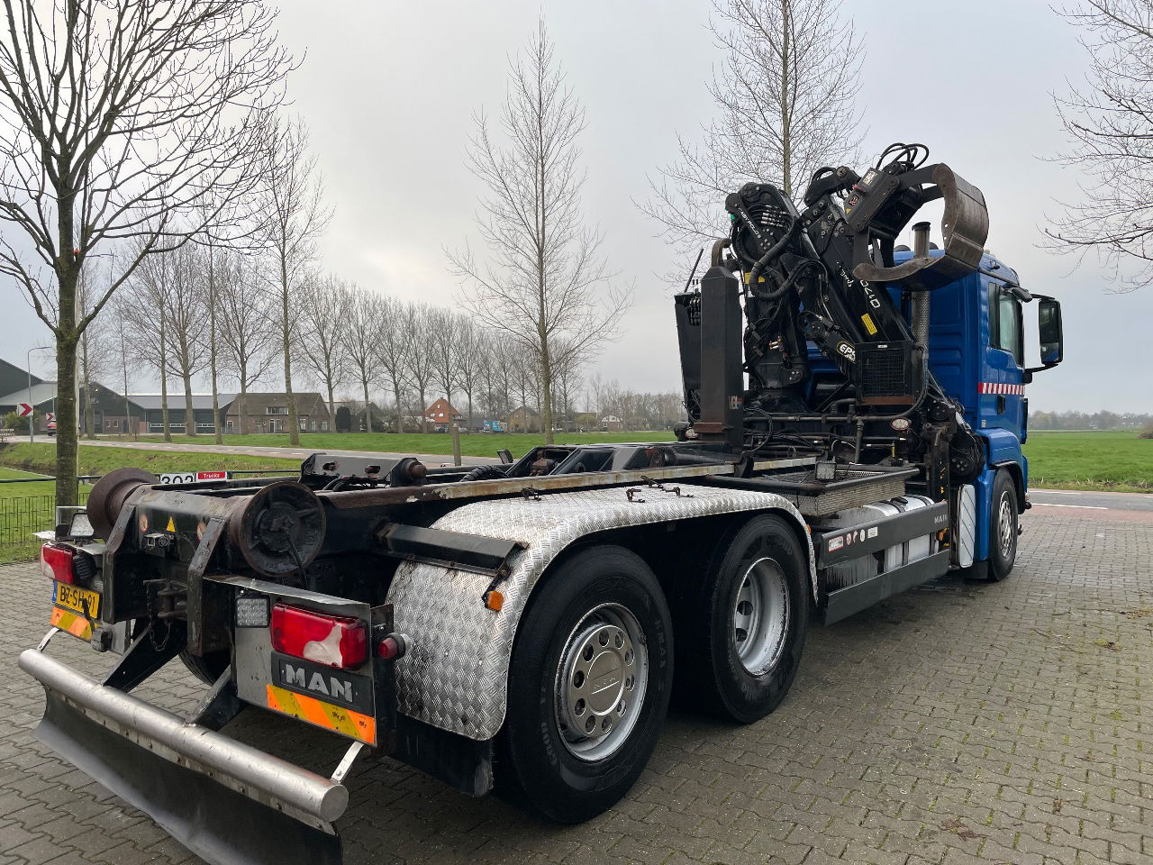 Container transporter/ Swap body truck, Crane truck MAN TGS 26.360 with palfinger Z crane, remote controled crane: picture 7 Container transporter/ Swap body truck, Crane truck MAN TGS 26.360 with palfinger Z crane, remote controled crane: picture 7