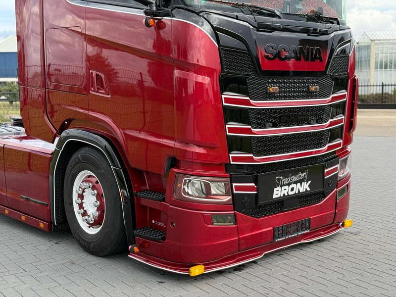 Scania S580 V8 NGS SHOWTRUCK, VOLLUCHT, RETARDER, LEER, GESTUURD. - Tractor unit: picture 2 Scania S580 V8 NGS SHOWTRUCK, VOLLUCHT, RETARDER, LEER, GESTUURD. - Tractor unit: picture 2