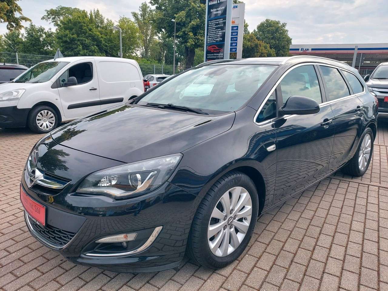 Opel Astra J Sports Tourer Exklusiv Navi Xenon AHK - Car: picture 4 Opel Astra J Sports Tourer Exklusiv Navi Xenon AHK - Car: picture 4