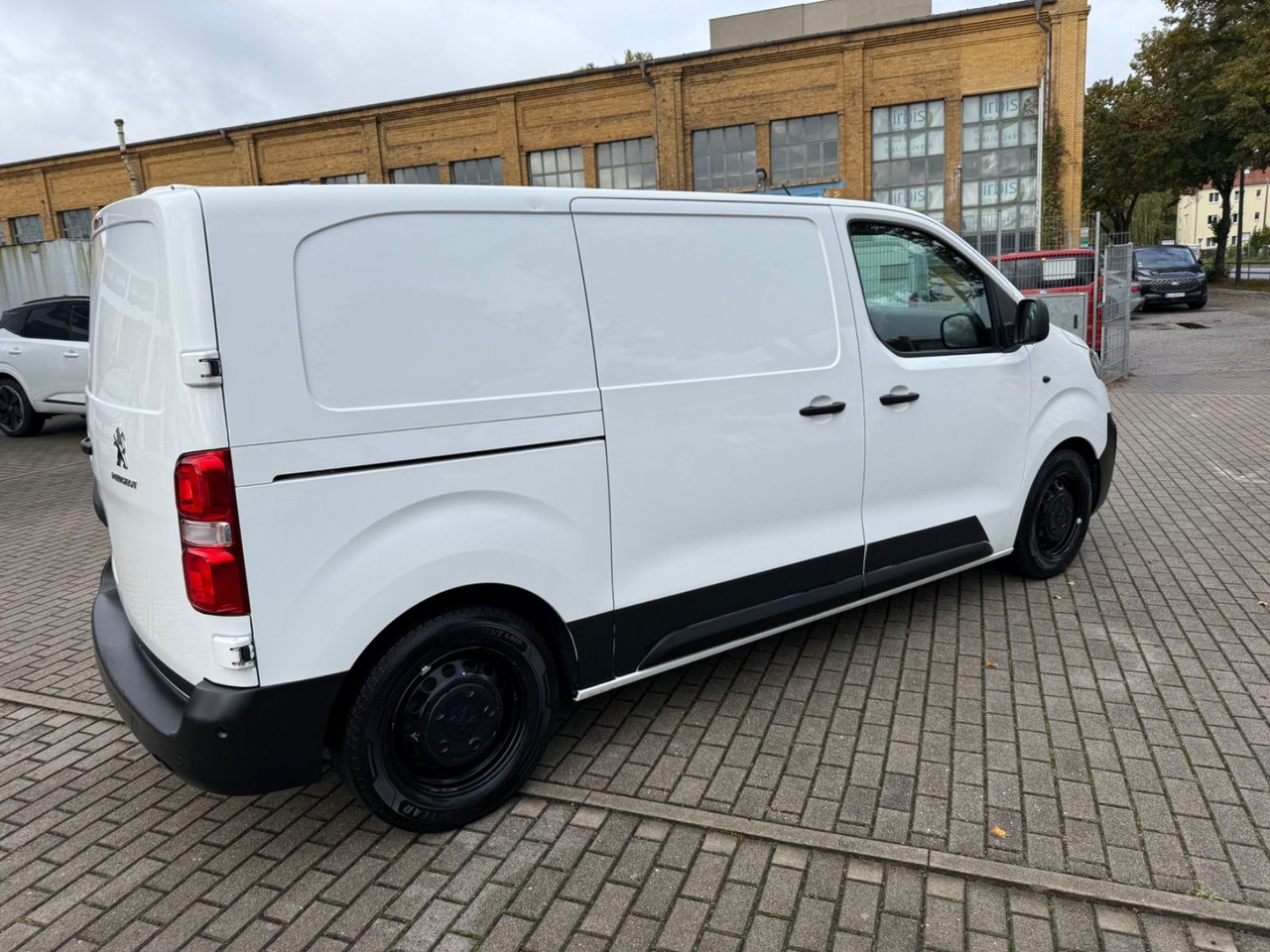 Peugeot Expert Kasten Premium L2 SHZ KLIMA STANDHEIZUNG - People carrier: picture 4 Peugeot Expert Kasten Premium L2 SHZ KLIMA STANDHEIZUNG - People carrier: picture 4