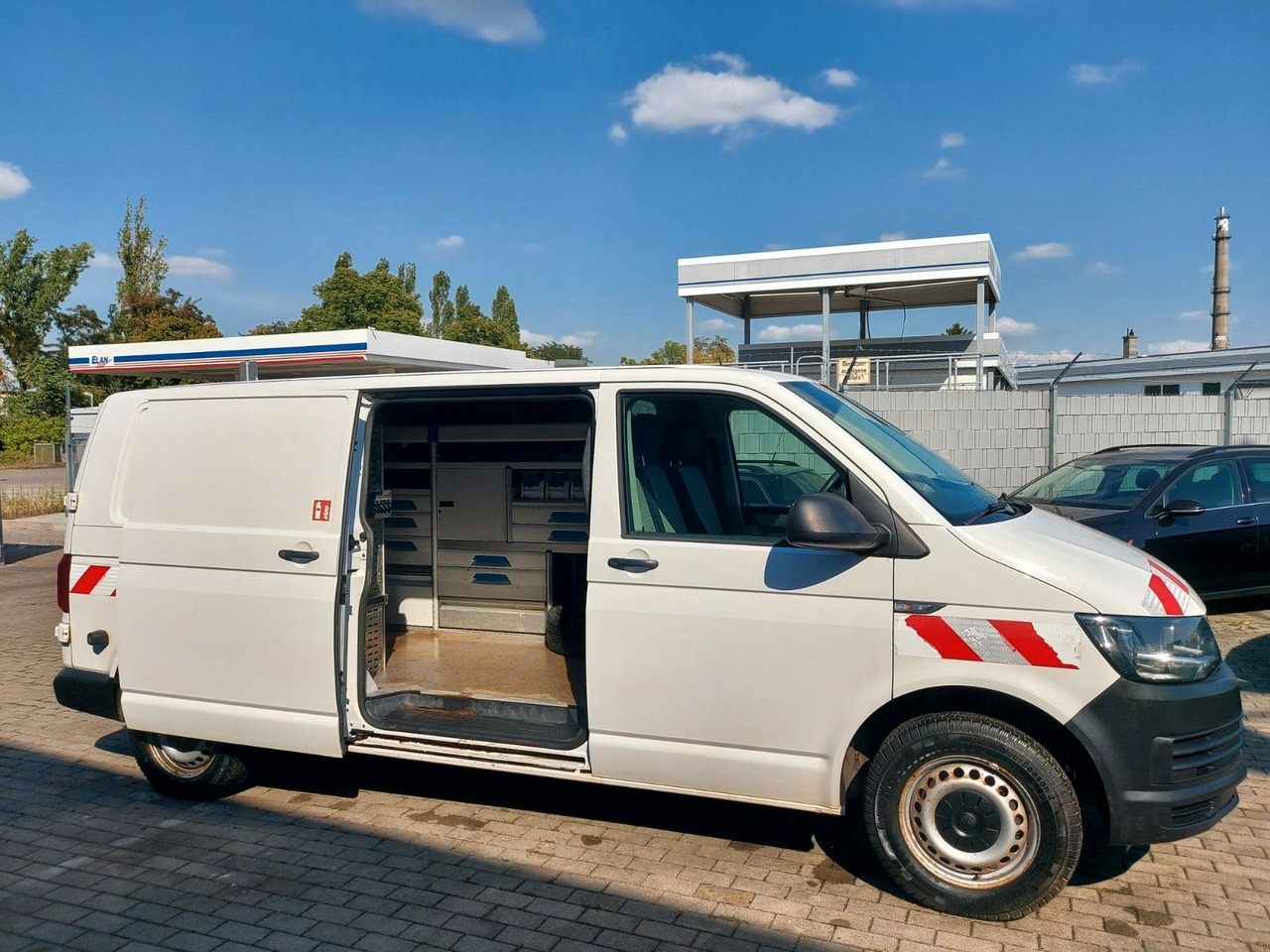 Volkswagen T6 Transporter Kasten Kombi lang Motorschaden - People carrier: picture 1 Volkswagen T6 Transporter Kasten Kombi lang Motorschaden - People carrier: picture 1