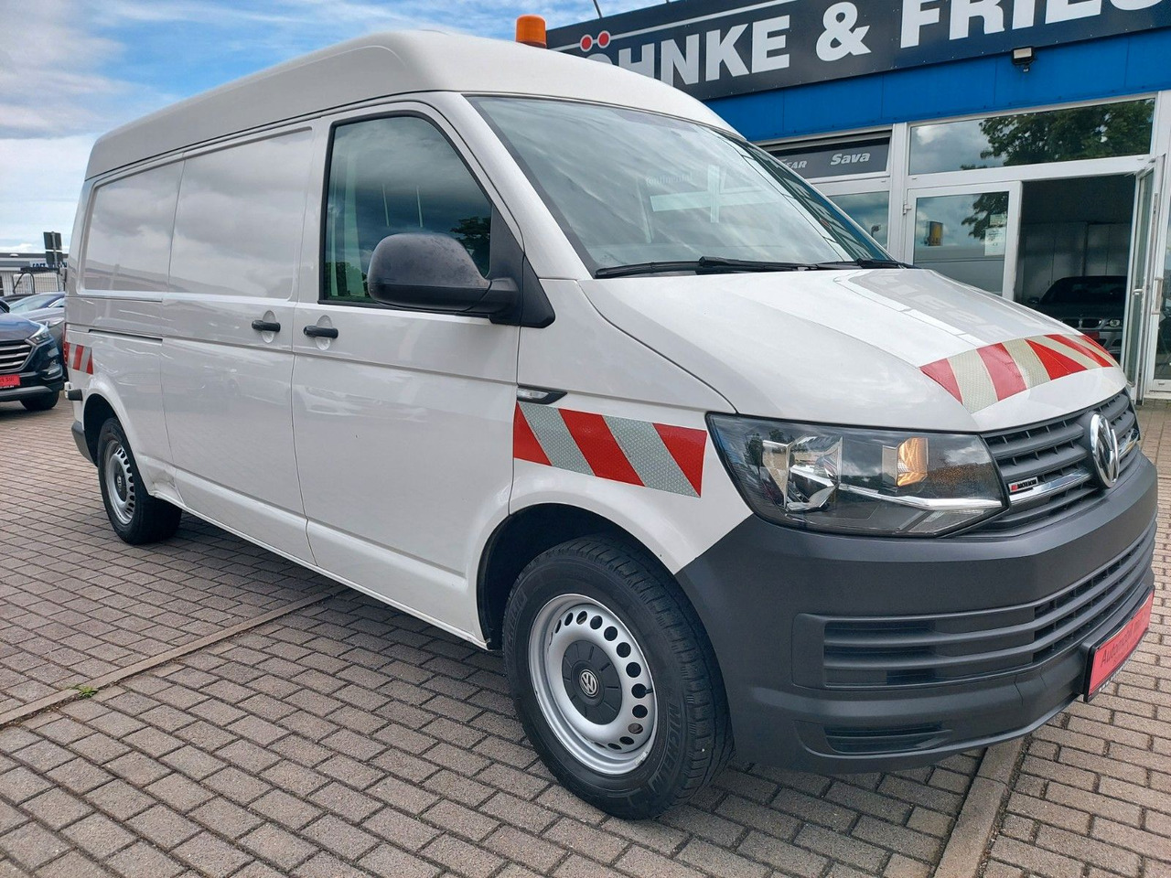 Volkswagen T6 Transporter Kombi Kasten 4x4 hoch lang Klima - People carrier: picture 2 Volkswagen T6 Transporter Kombi Kasten 4x4 hoch lang Klima - People carrier: picture 2