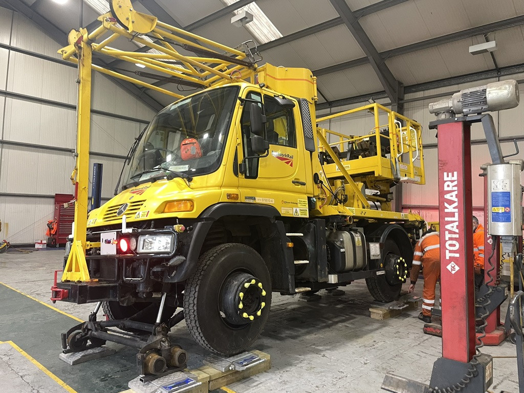 UNIMOG Mercedes Benz Unimog, Aerial Platform, 400kg, 4x4, U423, Road-Rail - Articulated boom lift: picture 1 UNIMOG Mercedes Benz Unimog, Aerial Platform, 400kg, 4x4, U423, Road-Rail - Articulated boom lift: picture 1