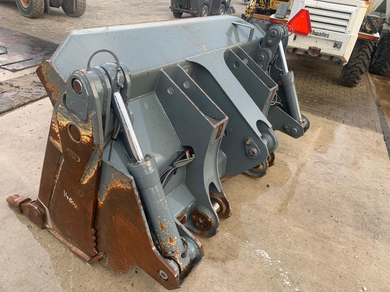 Liebherr LR 624 - Bucket: picture 3 Liebherr LR 624 - Bucket: picture 3