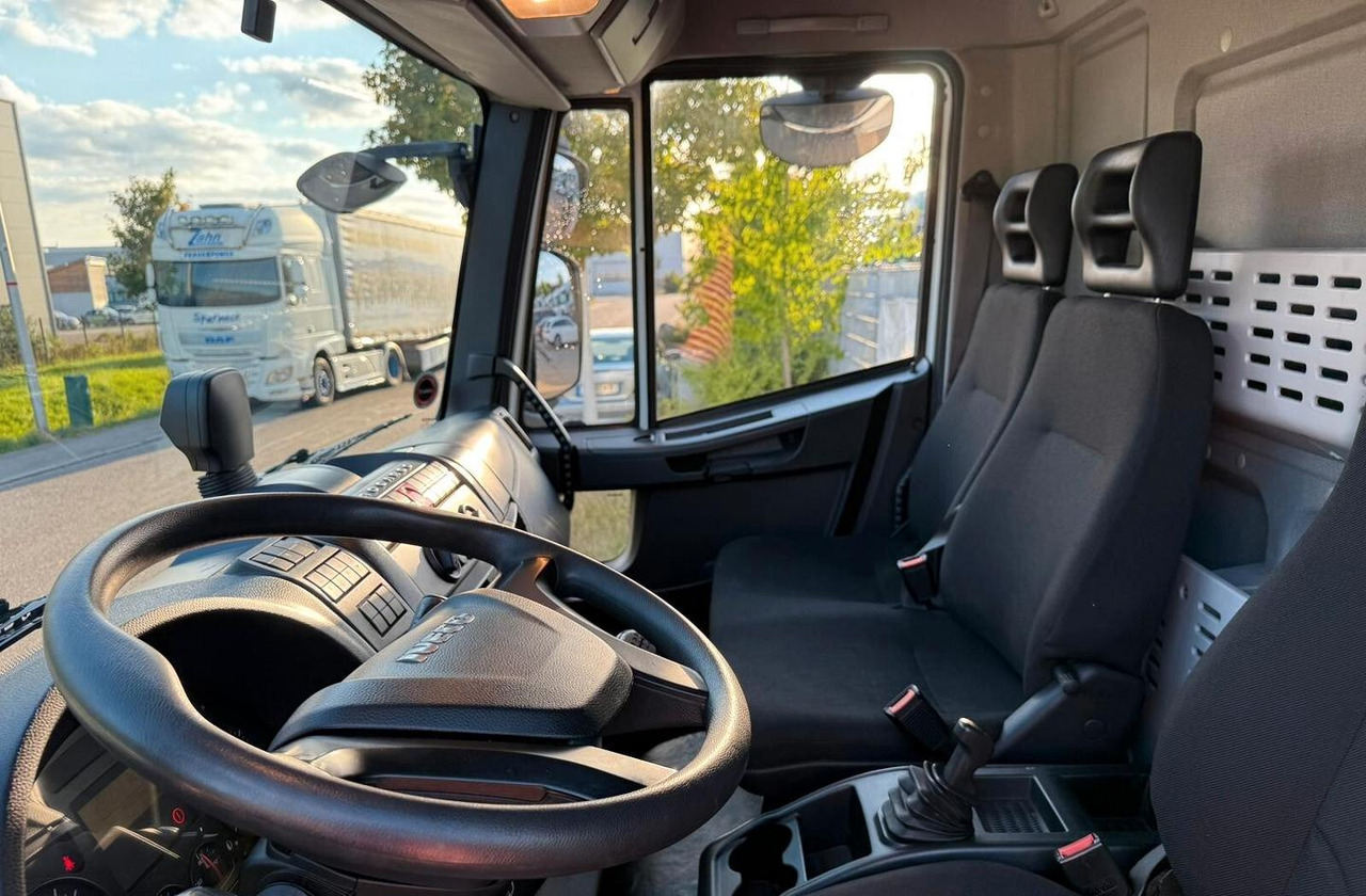 Curtain side truck Iveco: picture 9
