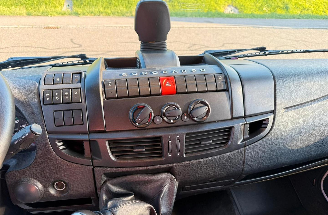 Curtain side truck Iveco: picture 10