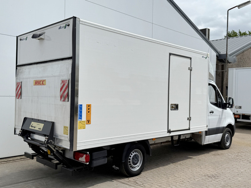 Mercedes-Benz Sprinter 315 1.9 CDI Automaat Laadklep Airco Cruise Control Carplay Bakwagen Meubelbak Koffer - Closed box van: picture 3 Mercedes-Benz Sprinter 315 1.9 CDI Automaat Laadklep Airco Cruise Control Carplay Bakwagen Meubelbak Koffer - Closed box van: picture 3