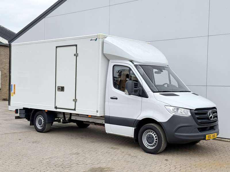 Mercedes-Benz Sprinter 315 1.9 CDI Automaat Laadklep Airco Cruise Control Carplay Bakwagen Meubelbak Koffer - Closed box van: picture 4 Mercedes-Benz Sprinter 315 1.9 CDI Automaat Laadklep Airco Cruise Control Carplay Bakwagen Meubelbak Koffer - Closed box van: picture 4