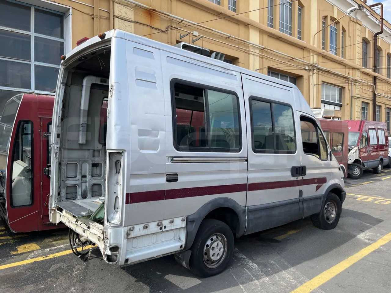 N.6Iveco Daily - Minibus, People carrier: picture 5 N.6Iveco Daily - Minibus, People carrier: picture 5