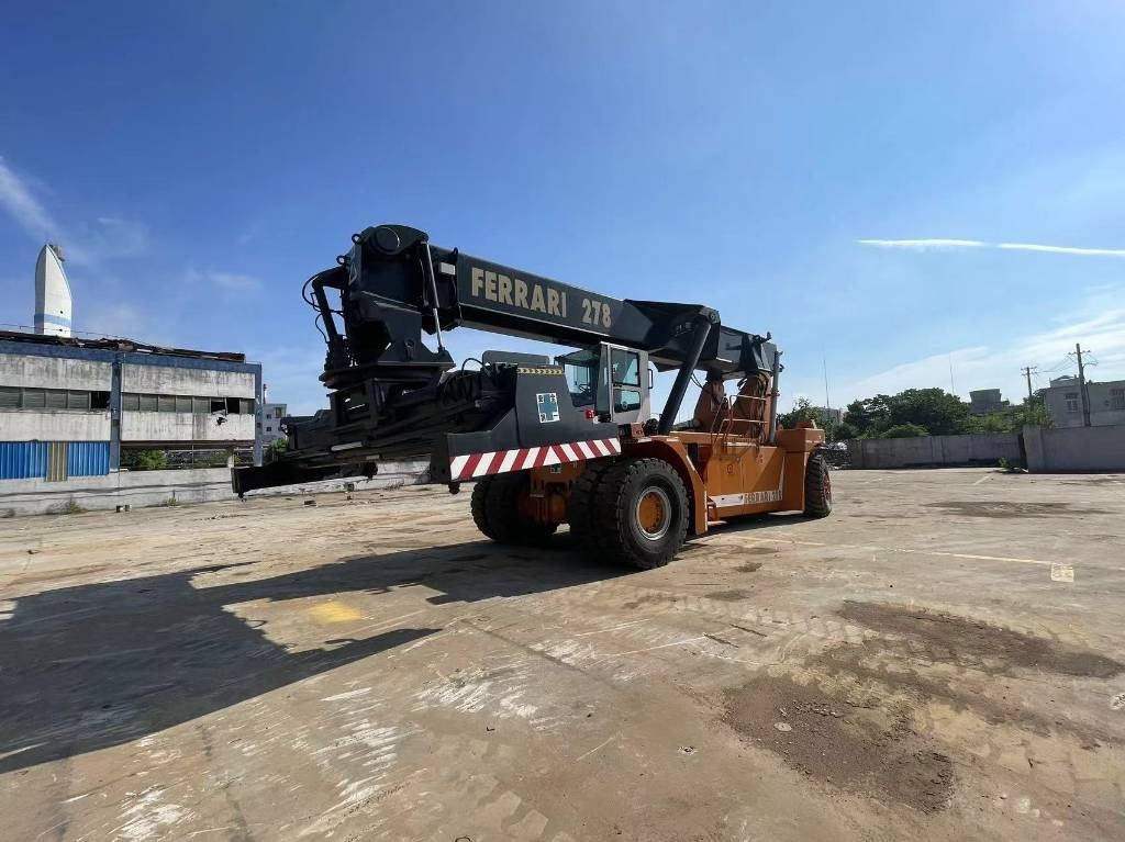 CVS Ferrari F 278.6 - Reach stacker: picture 1 CVS Ferrari F 278.6 - Reach stacker: picture 1
