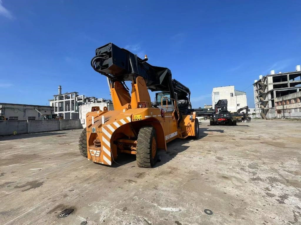 CVS Ferrari F 278.6 - Reach stacker: picture 4 CVS Ferrari F 278.6 - Reach stacker: picture 4