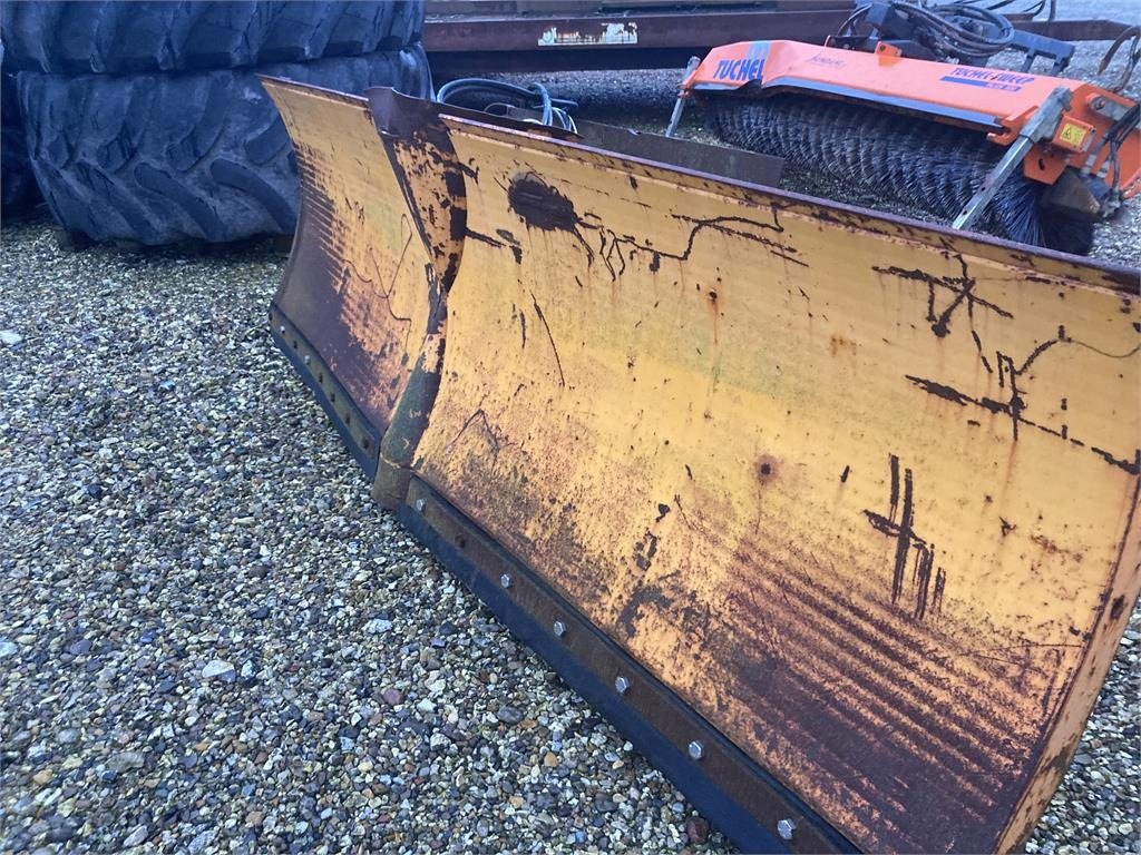 COMBI V-PLOV 3000MM - Snow plough for Agricultural machinery: picture 2 COMBI V-PLOV 3000MM - Snow plough for Agricultural machinery: picture 2