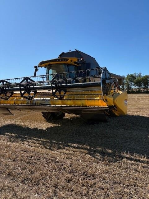 New Holland CX8.70 SLH  - Combine harvester: picture 2 New Holland CX8.70 SLH  - Combine harvester: picture 2