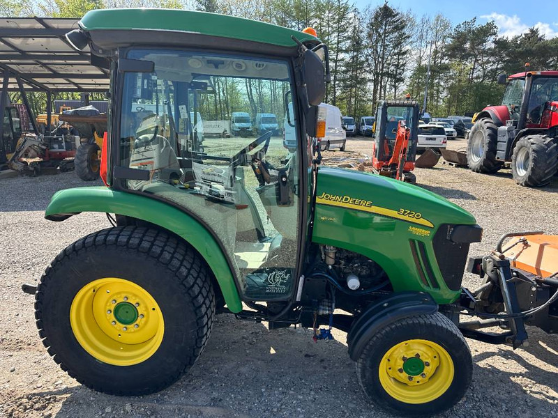 John Deere 3720 M/ Hydraulisk kost - Compact tractor: picture 3 John Deere 3720 M/ Hydraulisk kost - Compact tractor: picture 3