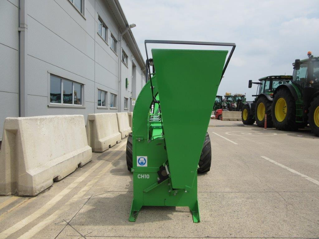 AVANT WOOD CHIPPER CH100 - Compact loader: picture 3 AVANT WOOD CHIPPER CH100 - Compact loader: picture 3