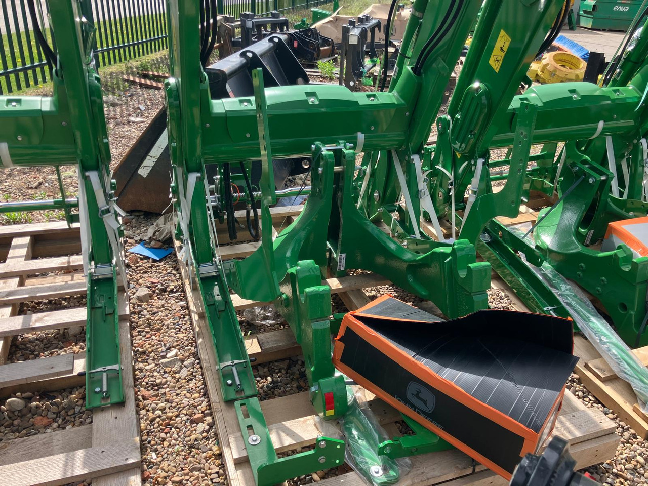 John Deere 643R Loader and Brackets - Attachment: picture 5 John Deere 643R Loader and Brackets - Attachment: picture 5