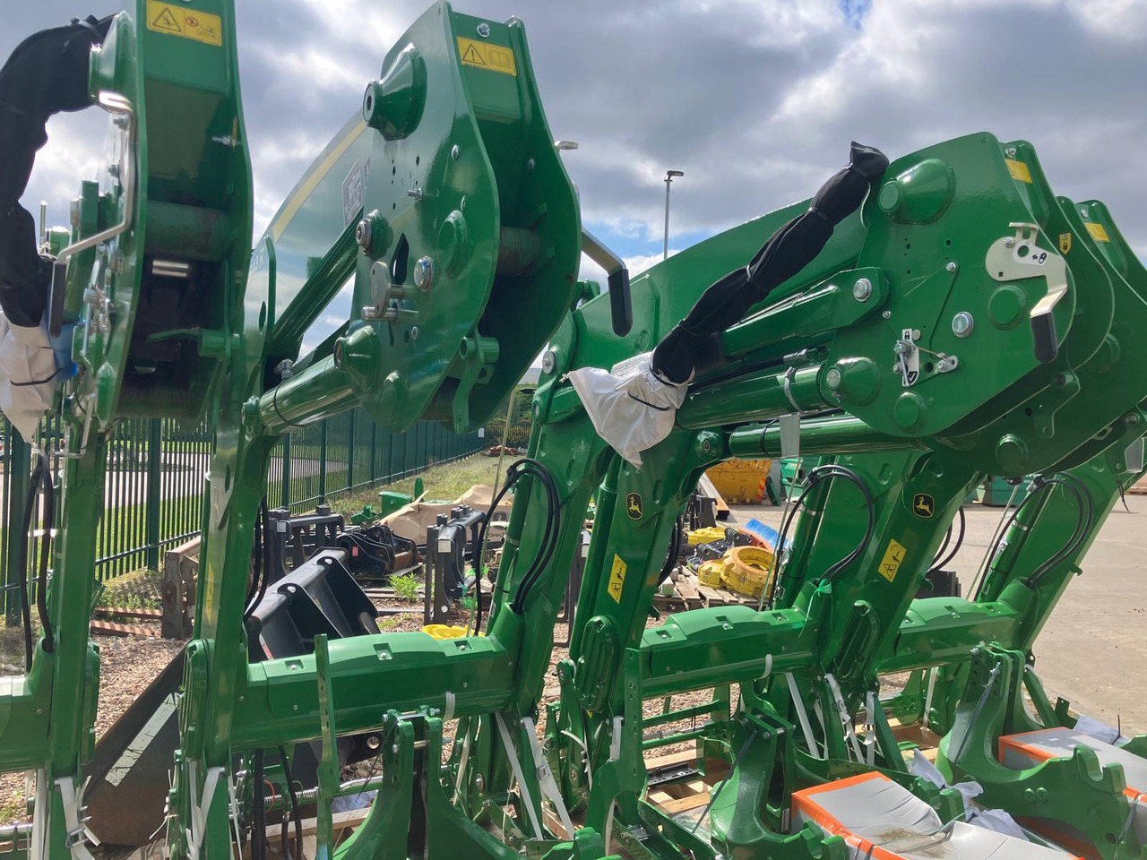 John Deere 643R Loader and Brackets - Attachment: picture 4 John Deere 643R Loader and Brackets - Attachment: picture 4