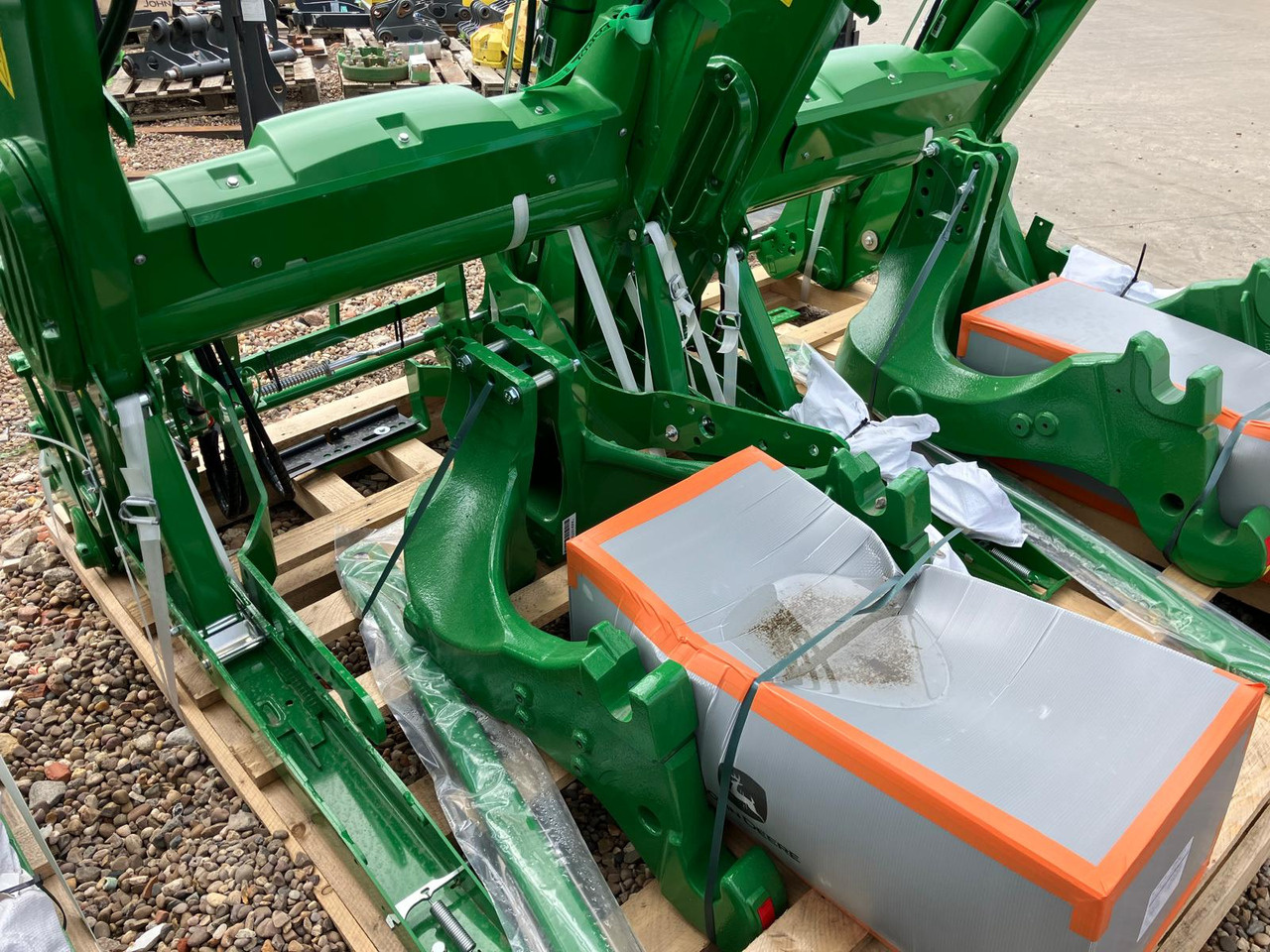 John Deere 643R Loader and Brackets - Attachment: picture 2 John Deere 643R Loader and Brackets - Attachment: picture 2