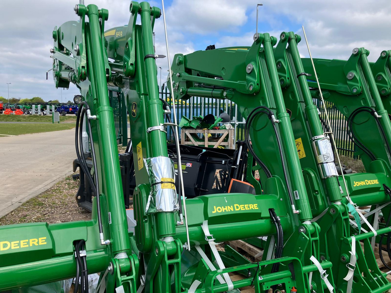John Deere 643R Loader and Brackets - Attachment: picture 3 John Deere 643R Loader and Brackets - Attachment: picture 3
