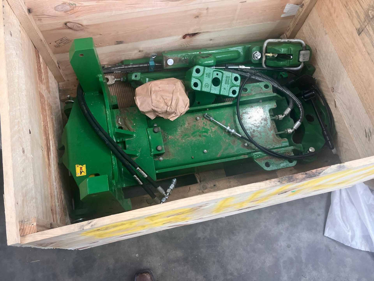 Used John Deere 8R Pick Up Hitch - Attachment: picture 1 Used John Deere 8R Pick Up Hitch - Attachment: picture 1